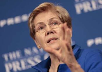 La senadora Elizabeth Warren (D-Massachusetts) mantiene un debate en el Edificio Nacional de Prensa el 12 de enero de 2026 en Washington, DC