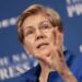 La senadora Elizabeth Warren (D-Massachusetts) mantiene un debate en el Edificio Nacional de Prensa el 12 de enero de 2026 en Washington, DC
