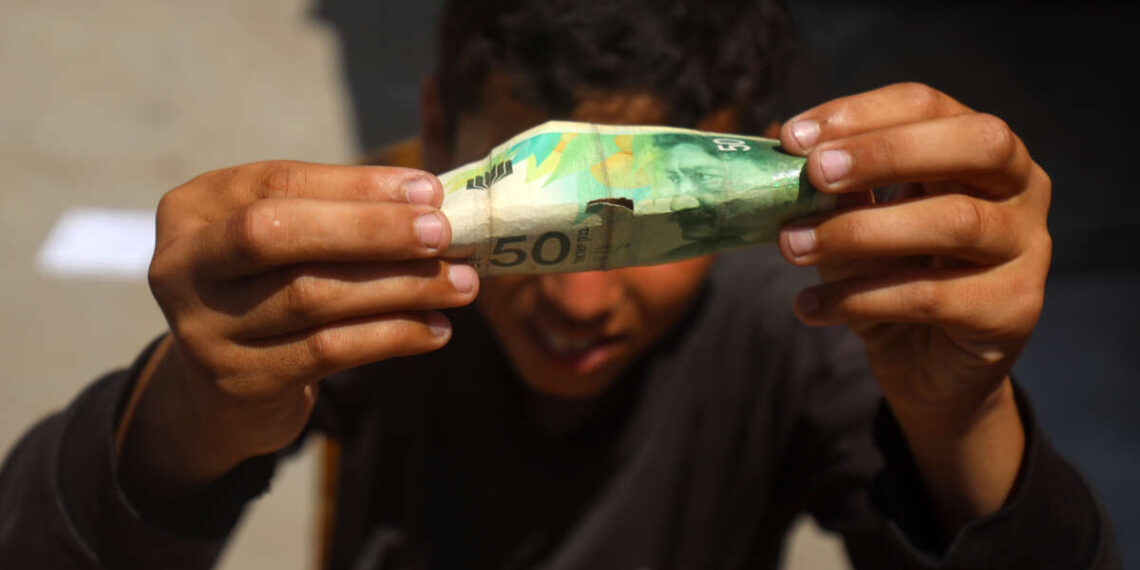 Las restricciones de Israel al sistema bancario de Gaza han provocado una crisis monetaria