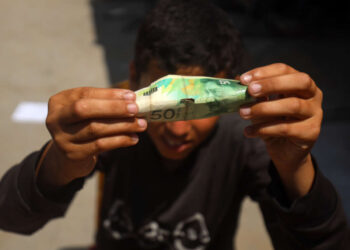 Las restricciones de Israel al sistema bancario de Gaza han provocado una crisis monetaria