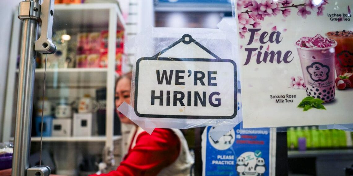 Un cartel de contratación en el Fashion Center del centro comercial Pentagon City en Arlington, Virginia, el 3 de enero de 2024. (Madalina Vasiliu/La Gran Época)