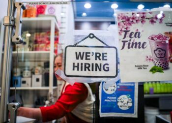 Un cartel de contratación en el Fashion Center del centro comercial Pentagon City en Arlington, Virginia, el 3 de enero de 2024. (Madalina Vasiliu/La Gran Época)