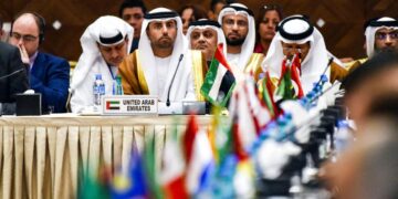 El Ministro de Energía de los Emiratos Árabes Unidos, Suhail al-Mazrouei (C), asiste a una reunión informal entre miembros de la Organización de Países Exportadores de Petróleo (OPEP) en Argel, Argelia, el 28 de septiembre de 2016. (Ryad Kramdi/AFP vía Getty Images)