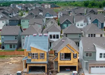 US Homebuilders Lean on Incentives to Unload Homes in Challenging Market