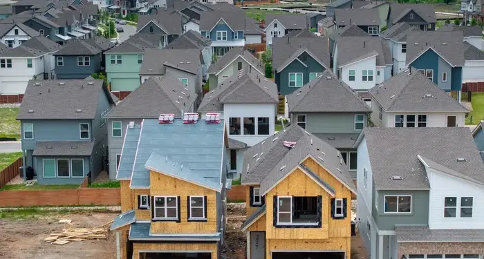 US Homebuilders Lean on Incentives to Unload Homes in Challenging Market