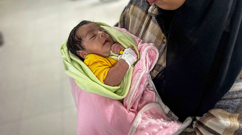 Los contaminantes de la guerra pueden estar envenenando a una generación de madres y sus bebés en Gaza