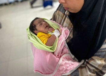 Los contaminantes de la guerra pueden estar envenenando a una generación de madres y sus bebés en Gaza