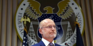 Los críticos critican la decisión de la FCC de actualizar el sistema de clasificación para incluir advertencias sobre contenido trans