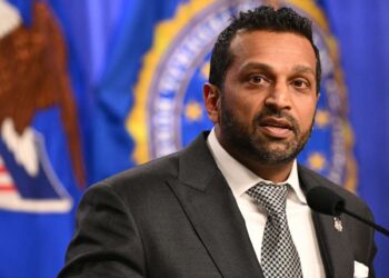 Los demócratas exigen respuestas de Patel sobre acusaciones de consumo de alcohol y riesgos de seguridad