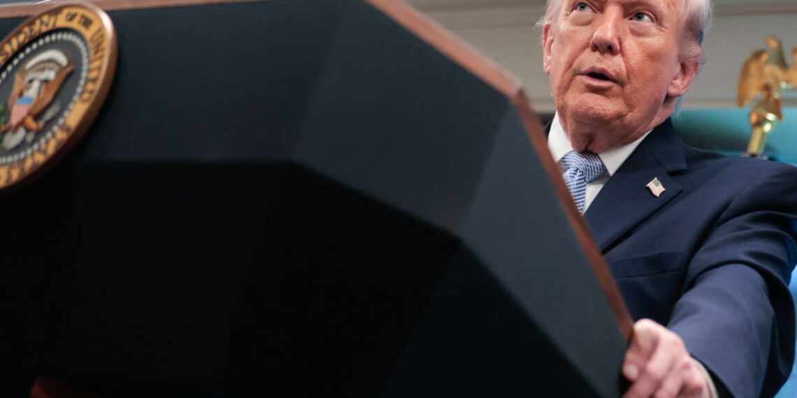 Los demócratas piden un remedio de la Enmienda 25 para destituir a Trump: ¿es plausible?