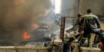 Los bomberos intentan apagar un incendio en el lugar afectado por un ataque aéreo israelí en Beirut el 8 de abril de 2026.