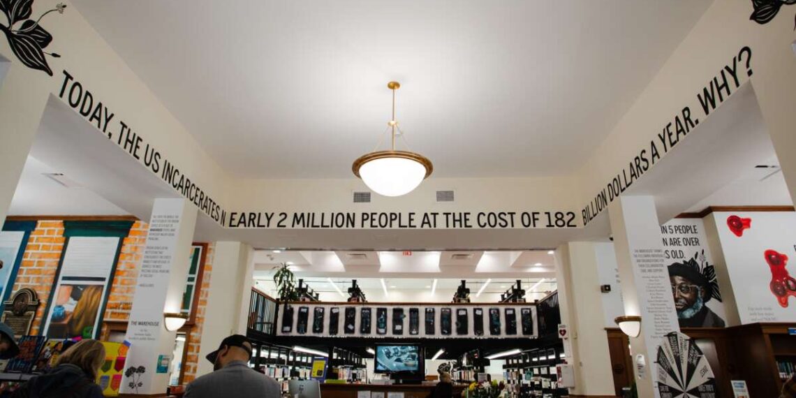 Los elementos visuales ayudan a exponer las realidades del encarcelamiento masivo a una audiencia más amplia