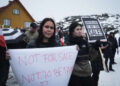 Jóvenes con carteles leyendo "¡Groenlandia no está a la venta!" Participe en una manifestación que reunió a casi un tercio de la población de la ciudad para protestar contra los planes del presidente estadounidense de tomar Groenlandia, el 17 de enero de 2026, en Nuuk, Groenlandia, cerca del consulado de Estados Unidos en Groenlandia.