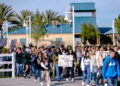 Los estudiantes realizan una huelga de la escuela mientras marchan detrás de una pancarta que dice "SÓLO PORQUE LA VERDAD DUELE NO SIGNIFICA DEJAR DE ENSEÑARLA"