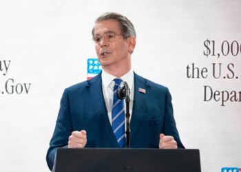 El secretario del Tesoro, Scott Bessent, habla durante la cumbre de Cuentas de Trump en el Auditorio Andrew W. Mellon en Washington el 28 de enero de 2026. (Madalina Kilroy/La Gran Época)