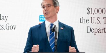 El secretario del Tesoro, Scott Bessent, habla durante la cumbre de Cuentas de Trump en el Auditorio Andrew W. Mellon en Washington el 28 de enero de 2026. (Madalina Kilroy/La Gran Época)