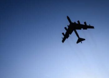 Un bombardero estratégico B-52 Stratofortress de la Fuerza Aérea de los Estados Unidos se ve en el cielo después de despegar de la RAF Fairford el 19 de marzo de 2026 en Fairford, Inglaterra. Desde que el Primer Ministro del Reino Unido, Keir Starmer, dio marcha atrás en su negativa inicial a permitir que Estados Unidos utilice bases británicas para lanzar ataques defensivos contra sitios de misiles iraníes, se ha avistado una variedad de aviones militares estadounidenses, incluidos bombarderos B52 y B-1, en la RAF Fairford en Gloucestershire.