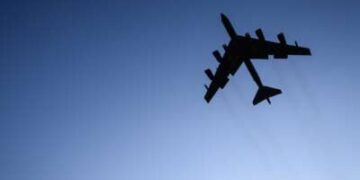 Un bombardero estratégico B-52 Stratofortress de la Fuerza Aérea de los Estados Unidos se ve en el cielo después de despegar de la RAF Fairford el 19 de marzo de 2026 en Fairford, Inglaterra. Desde que el Primer Ministro del Reino Unido, Keir Starmer, dio marcha atrás en su negativa inicial a permitir que Estados Unidos utilice bases británicas para lanzar ataques defensivos contra sitios de misiles iraníes, se ha avistado una variedad de aviones militares estadounidenses, incluidos bombarderos B52 y B-1, en la RAF Fairford en Gloucestershire.