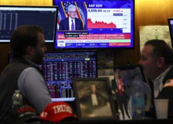 Una transmisión en vivo muestra a Jerome Powell, presidente de la Reserva Federal de EE. UU., hablando después de una reunión del Comité Federal de Mercado Abierto, en el piso de la Bolsa de Valores de Nueva York en la ciudad de Nueva York el 18 de marzo de 2026.