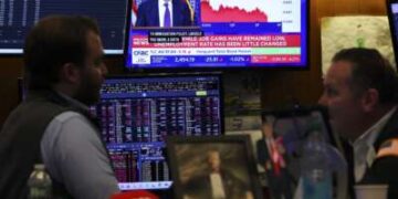 Una transmisión en vivo muestra a Jerome Powell, presidente de la Reserva Federal de EE. UU., hablando después de una reunión del Comité Federal de Mercado Abierto, en el piso de la Bolsa de Valores de Nueva York en la ciudad de Nueva York el 18 de marzo de 2026.