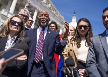 Los republicanos bloquean el esfuerzo de la sesión pro forma de los demócratas para poner fin a la guerra de Trump en Irán