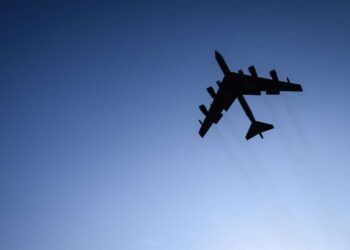 Mientras Estados Unidos mata a cinco personas en ataque a un barco, Trump amenaza a Irán con el mismo “sistema” de asesinato