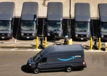 En una vista aérea, un camión de reparto de Amazon sale de un centro de distribución de Amazon el 16 de julio de 2024 en Richmond, California.