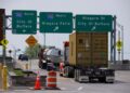 Los automovilistas atraviesan el puerto de entrada del Puente de la Paz en Buffalo, Nueva York, el 23 de mayo de 2023. (The Canadian Press/Cole Burston)