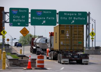 Los automovilistas atraviesan el puerto de entrada del Puente de la Paz en Buffalo, Nueva York, el 23 de mayo de 2023. (The Canadian Press/Cole Burston)