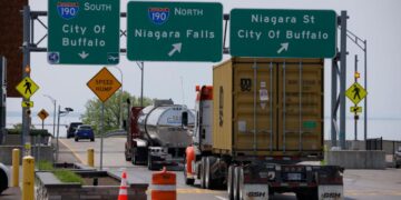 Los automovilistas atraviesan el puerto de entrada del Puente de la Paz en Buffalo, Nueva York, el 23 de mayo de 2023. (The Canadian Press/Cole Burston)