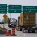 Los automovilistas atraviesan el puerto de entrada del Puente de la Paz en Buffalo, Nueva York, el 23 de mayo de 2023. (The Canadian Press/Cole Burston)