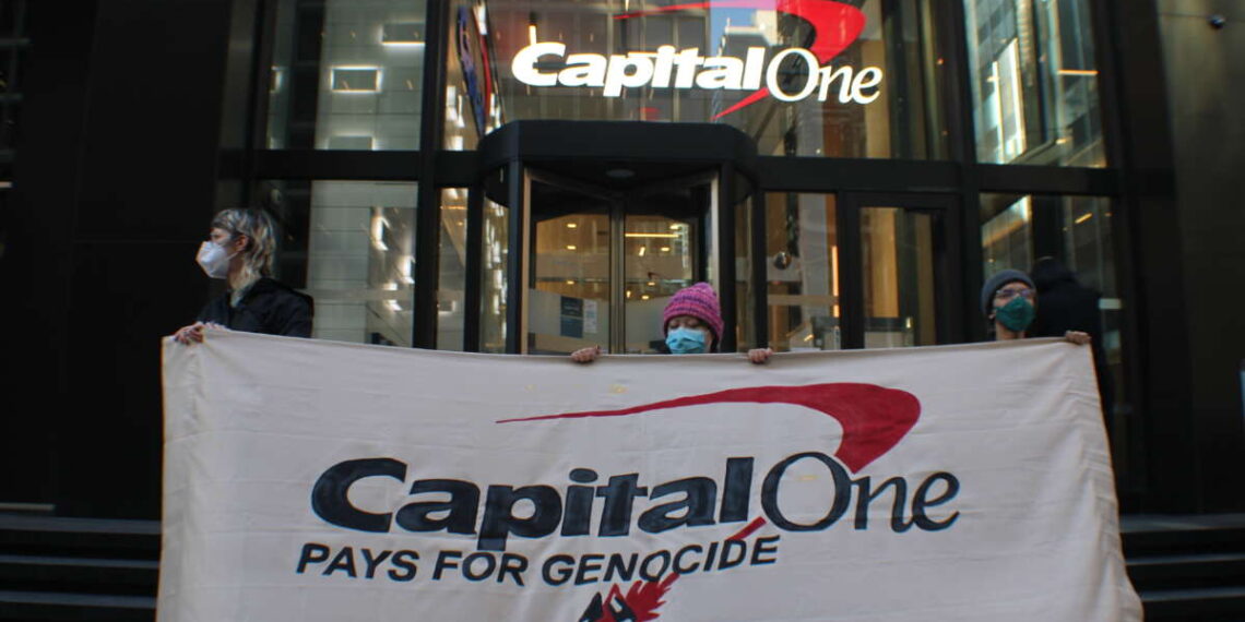 Protesta apunta a Capital One para exigir que el banco ponga fin a los préstamos a una empresa de armas israelí