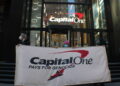 Protesta apunta a Capital One para exigir que el banco ponga fin a los préstamos a una empresa de armas israelí
