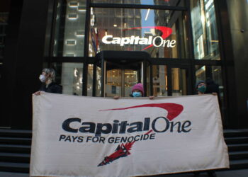 Protesta apunta a Capital One para exigir que el banco ponga fin a los préstamos a una empresa de armas israelí