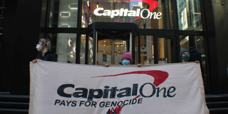 Protesta apunta a Capital One para exigir que el banco ponga fin a los préstamos a una empresa de armas israelí