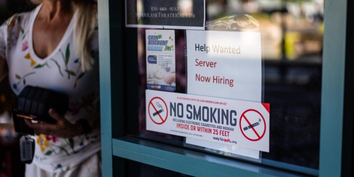 Un cartel dice “Se busca ayuda, camarero, contratando ahora” en un restaurante en St. George, Utah, el 15 de septiembre de 2025. (Madalina Kilroy/La Gran Época)