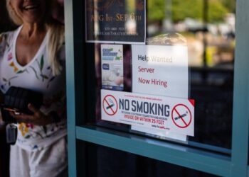 Un cartel dice “Se busca ayuda, camarero, contratando ahora” en un restaurante en St. George, Utah, el 15 de septiembre de 2025. (Madalina Kilroy/La Gran Época)