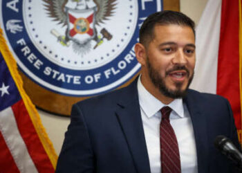 El comisionado del Departamento de Educación de Florida, Anastasios Kamoutsas, habla durante una conferencia de prensa en Orlando, Florida, el 15 de julio de 2025.