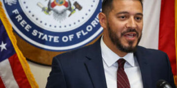 El comisionado del Departamento de Educación de Florida, Anastasios Kamoutsas, habla durante una conferencia de prensa en Orlando, Florida, el 15 de julio de 2025.