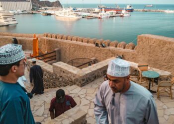 Petroleros y embarcaciones de alta velocidad están anclados en Muscat Anchorage, cerca del Estrecho de Ormuz, en Mascate, Omán, el 30 de marzo de 2026. (Elke Scholiers/Getty Images)