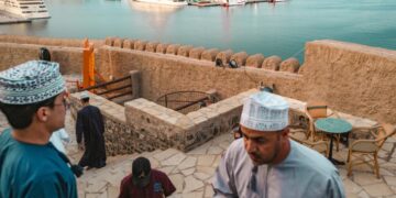 Petroleros y embarcaciones de alta velocidad están anclados en Muscat Anchorage, cerca del Estrecho de Ormuz, en Mascate, Omán, el 30 de marzo de 2026. (Elke Scholiers/Getty Images)