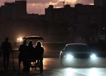 La gente transita por una calle sin electricidad durante un apagón nacional en La Habana el 21 de marzo de 2026.
