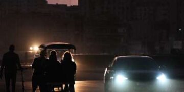 La gente transita por una calle sin electricidad durante un apagón nacional en La Habana el 21 de marzo de 2026.