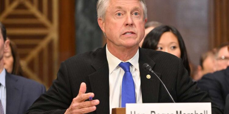 Senador republicano sugiere que Trump debería “terminar” a Irán con una bomba nuclear