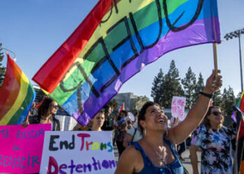 Manifestantes marchan para poner fin a la detención de personas transgénero en Santa Ana, California, el 4 de mayo de 2017.