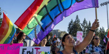 Manifestantes marchan para poner fin a la detención de personas transgénero en Santa Ana, California, el 4 de mayo de 2017.