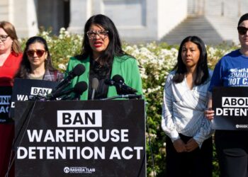 Tlaib presenta proyecto de ley para prohibir a ICE utilizar almacenes para detener inmigrantes
