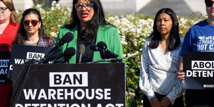 Tlaib presenta proyecto de ley para prohibir a ICE utilizar almacenes para detener inmigrantes