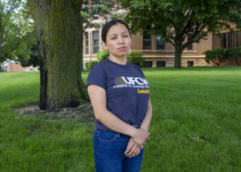 Dina Velásquez Escalante, empacadora de carne y delegado sindical, posa para un retrato en St. James, Minnesota, mientras representa a su sindicato, UFCW Local 663.