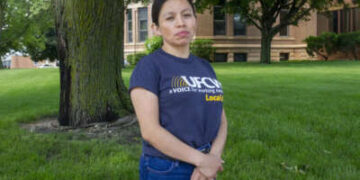 Dina Velásquez Escalante, empacadora de carne y delegado sindical, posa para un retrato en St. James, Minnesota, mientras representa a su sindicato, UFCW Local 663.